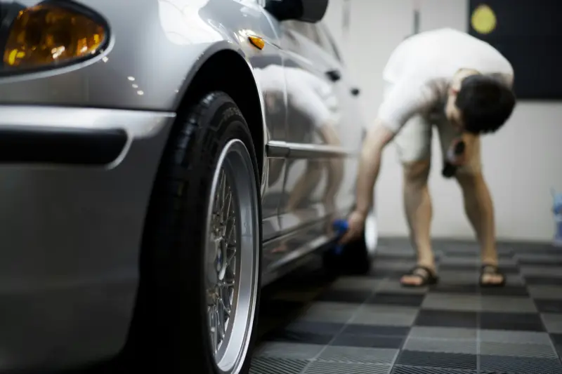 Vistoriador examinando a lataria de um carro